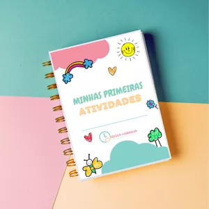 Criança lendo um livro colorido sob um arco-íris em um campo mágico